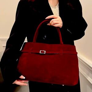 High-Quality Vintage-Style Commuter Handbag.